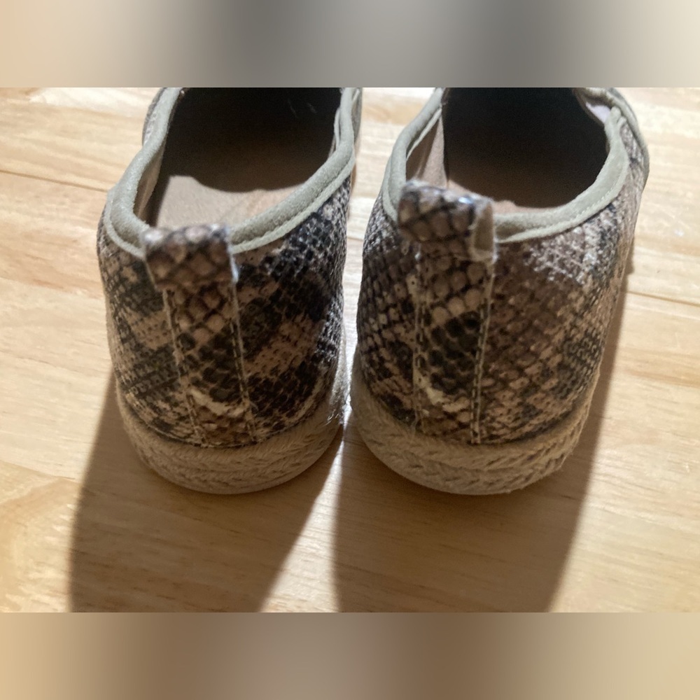 Clarks faux snake skin slip on shoes in size 7.5 M. EUC. Super adorable - Picture 3 of 11